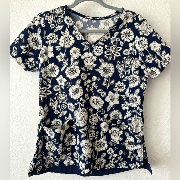 Scrub top - Picture 1 of 1